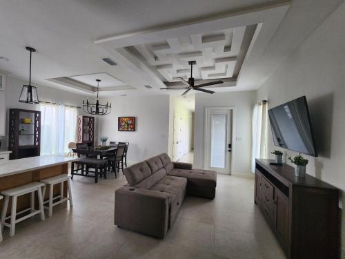 Televisyen dan/atau pusat hiburan di entire house on gated community