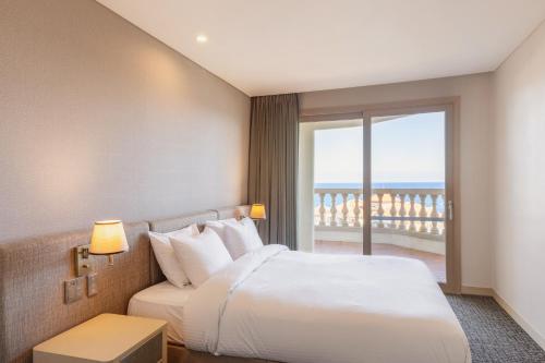 Postel nebo postele na pokoji v ubytování Sol Beach Yangyang