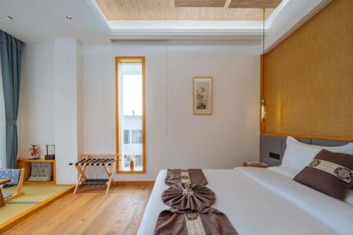 Yichun Jiuyu Xinzhi Light Luxury B&Bにあるベッド