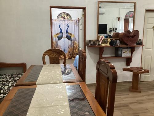 a dining room with a table and chairs and a mirror at Vientos de magia in La Esperanza