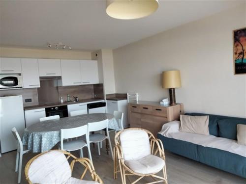 Photo de la galerie de l'établissement Bel Appartement T3 avec Balcon, Wi-Fi, 2 Chambres pour 6 Pers - FR-1-331-17, à Les Sables-dʼOlonne