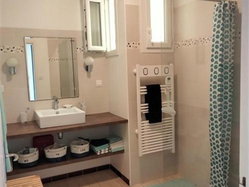 une salle de bain avec un lavabo et un miroir dans l'établissement Maison familiale avec jardin, parking privé et wifi aux Sables-d'Olonne - FR-1-331-35, à Les Sables-dʼOlonne
