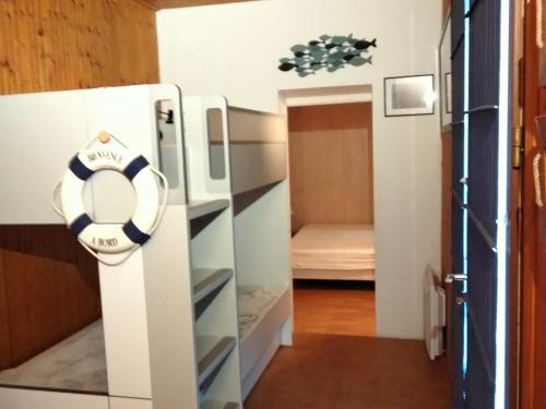 Cette chambre dispose d'un réfrigérateur et d'une serviette. dans l'établissement Charmante maison rénovée proche port et plage, 3 chambres, cour avec salon de jardin - FR-1-331-81, à Les Sables-dʼOlonne