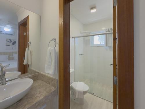un bagno con doccia, lavandino e WC di Mont Ararat Alto da Pitinga - Rede Tonziro a Porto Seguro