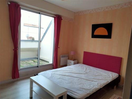Posteľ alebo postele v izbe v ubytovaní Charmant T2 avec Balcon au Cœur des Sables d'Olonne, 150m du Centre, Ascenseur, Équipements Modernes - FR-1-331-213