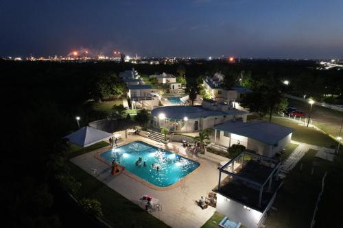 an overhead view of a swimming pool at night at Hotel Real del Mar in Ciudad Madero