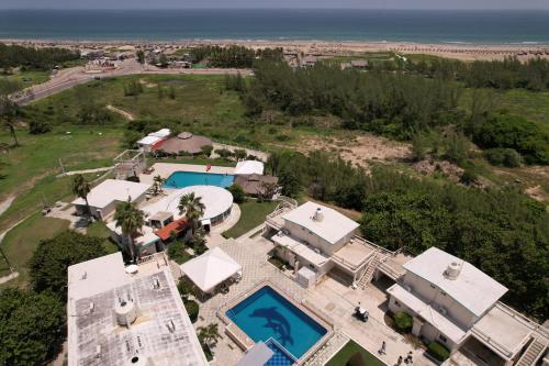 an aerial view of a house with a pool and the ocean at Hotel Real del Mar in Ciudad Madero
