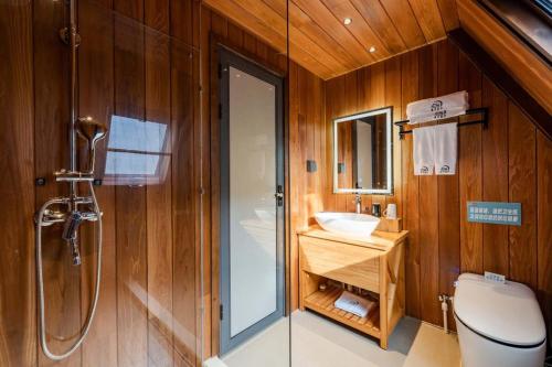Yichun Jiuyu Xinzhi Light Luxury B&Bにあるバスルーム