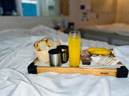 un vassoio di pane e un bicchiere di succo d'arancia di Motel Nix a Santa Maria