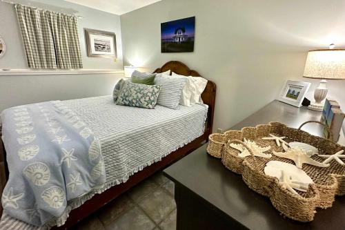 a bedroom with a bed and a desk with a bed sidx sidx sidx at Harbor Point Haven in New Shoreham