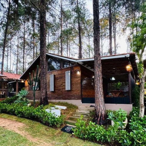 a house in the woods with trees at Chalé Veraneio-Itú-SP Vista para o lago Camping Carrion in Itu