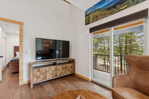 TV a/nebo společenská místnost v ubytování Chug A Lug Springs Apt Near Glacier National Park