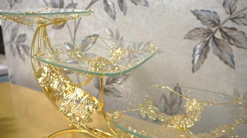 a gold trophy with two birds on top of it at ホテル　ロモサ in Minakami