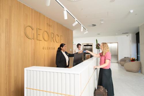 アデレードにあるThe Georgeの集団