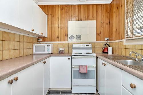 Dapur atau dapur kecil di Charming Coastal Cottage-Steps Away from the Beach