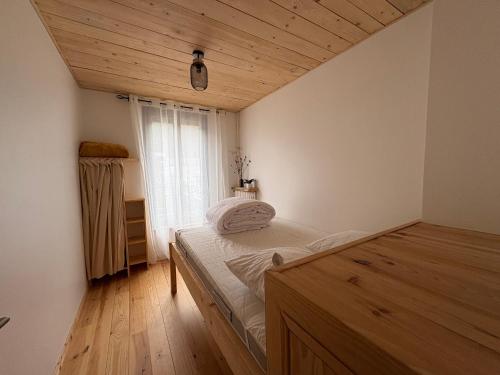una camera da letto con un letto e una finestra di Superbe appartement a Le Mont-Dore