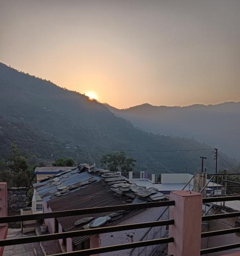 a view of the sun setting over a mountain at Malta Tree Homes in Kurchhola