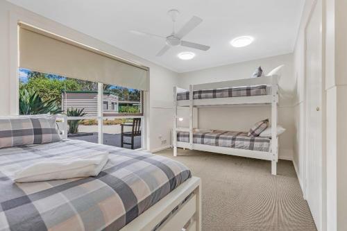 Postel nebo postele na pokoji v ubytování Paro's Landing - Riverfront Holiday Home Echuca