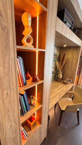 a book shelf with books and a chair in a room at Le Pavillon Wengué in Dakar