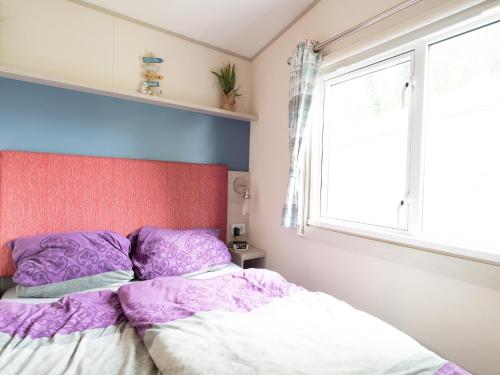 En eller flere senge i et værelse på Chalet in Renesse near Sandy Beaches