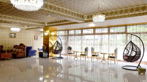 a room with chairs and a table with sculptures at ホテル　ロモサ in Minakami