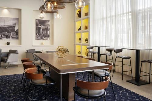 a dining room with a table and chairs at Courtyard by Marriott Long Beach Downtown in Long Beach