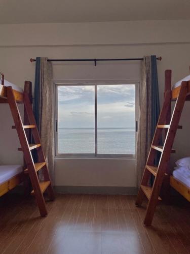 Postel nebo postele na pokoji v ubytování Beachfront Hostel