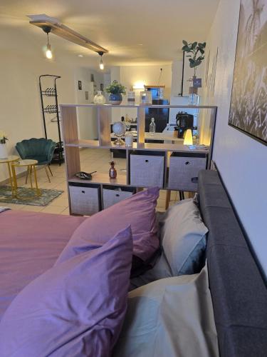 un salon avec un canapé avec des oreillers dans l'établissement Montbel'appart - La résidence, à Montbéliard