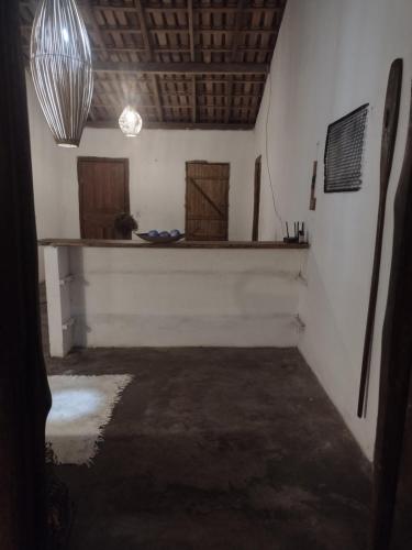 corridoio di una camera con bancone e soffitto di Hostel Mata House Nova Caraíva a Porto Seguro