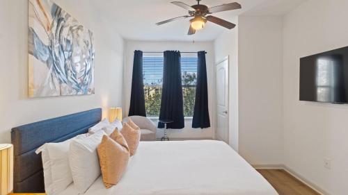 a bedroom with a bed and a ceiling fan at Stunning 1bd Apartment I Frisco near Dallas I Pool, Gym, Work Space in Frisco