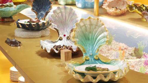 a table topped with lots of different colored glass bowls at ホテル　ロモサ in Minakami