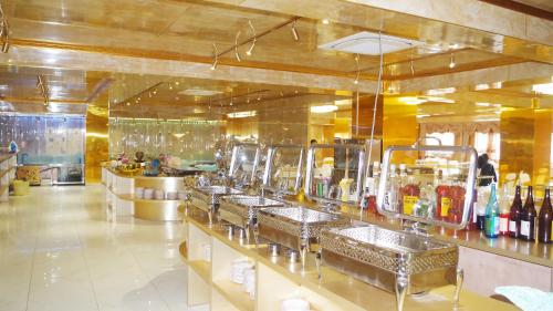 a kitchen with a row of sinks in a restaurant at ホテル　ロモサ in Minakami
