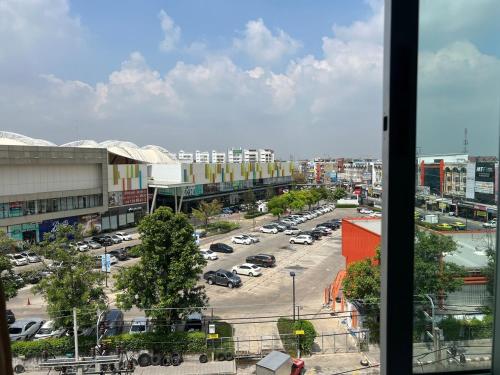 Pemandangan umum bagi Ban Chorakhe Bua atau pemandangan bandar yang diambil dari apartmen