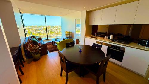 Kuchyň nebo kuchyňský kout v ubytování Yarra Accommodation-Private apartments-Collins Wharf Waterfront, Docklands