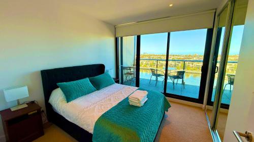 Postel nebo postele na pokoji v ubytování Yarra Accommodation-Private apartments-Collins Wharf Waterfront, Docklands