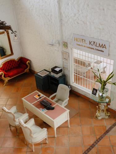 Ein Sitzbereich in der Unterkunft Hotel Kalma