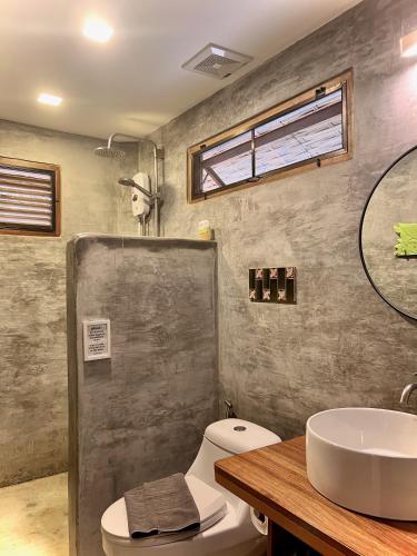 a bathroom with a sink and a toilet at PaChaSi Samui Bungalows in Ban Bang Po