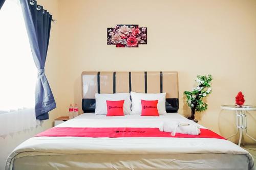 Кровать или кровати в номере RedDoorz at Homestay OTW Manna