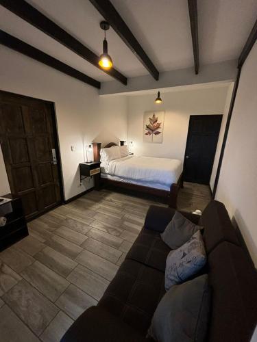 a living room with a bed and a couch at Vistas del Conde in Heredia