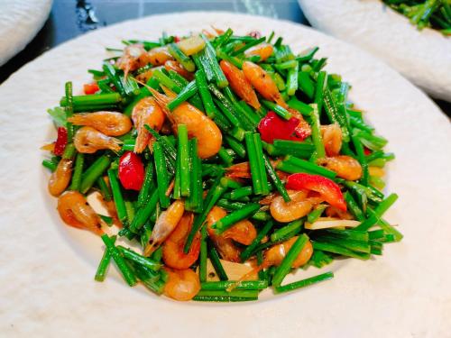 a plate of food with carrots and green beans at 广悦华阳朔河畔酒店 in Gaotian