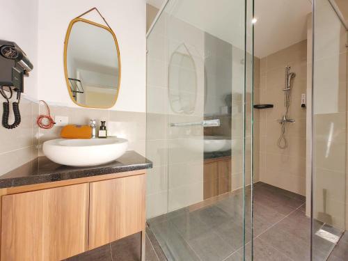 un bagno con lavandino e doccia in vetro di The Aspire - Bangsar Trade Centre a Kuala Lumpur