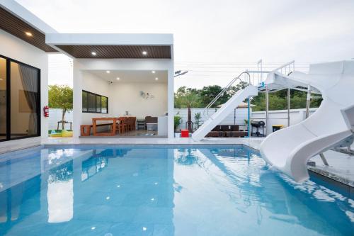 Gallery image of Luca Pool Villa in Suan Lang