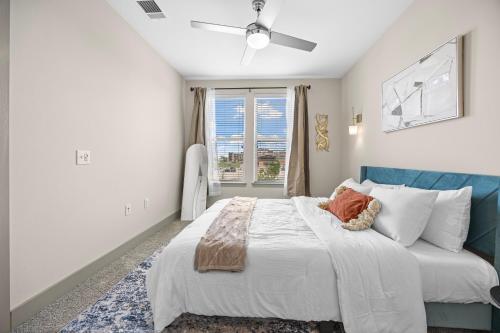 フリスコにあるStylish 1BR Retreat with Pool & Gymの大きなベッドと窓のある寝室