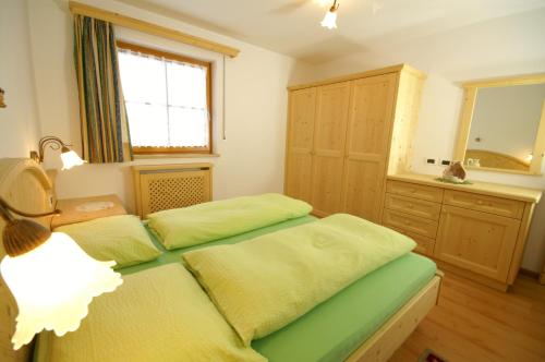 Un pat sau paturi într-o cameră la Appartamenti Residence Pars