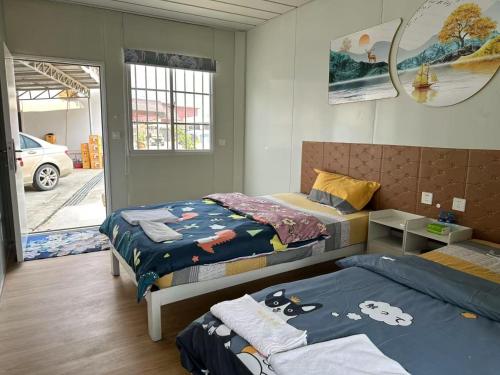 Un dormitorio con dos camas y un espejo. en golden sunrise guesthouse, en Vang Vieng