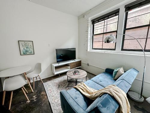Televisyen dan/atau pusat hiburan di Sleepover Charming 1BD 1BA Wichita Lofts