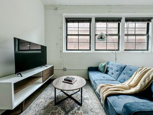 Televisyen dan/atau pusat hiburan di Sleepover Charming 1BD 1BA Wichita Lofts