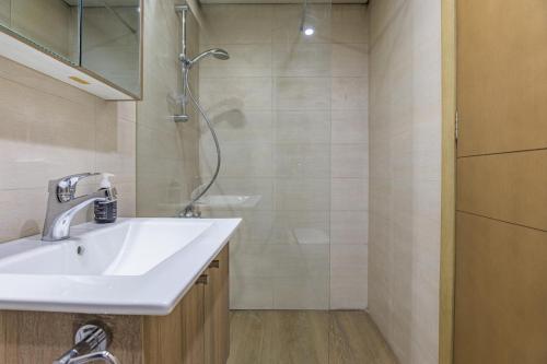 Un baño de Meadows 2-BR in Tilal Assal