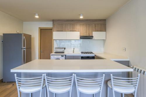 Una cocina o cocineta en Meadows 2-BR in Tilal Assal