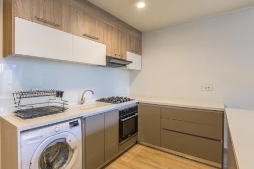 Una cocina o cocineta en Meadows 2-BR in Tilal Assal
